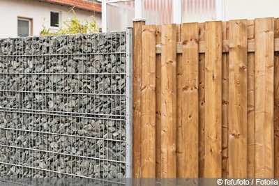 Windschutz Terrasse Holz und Stein