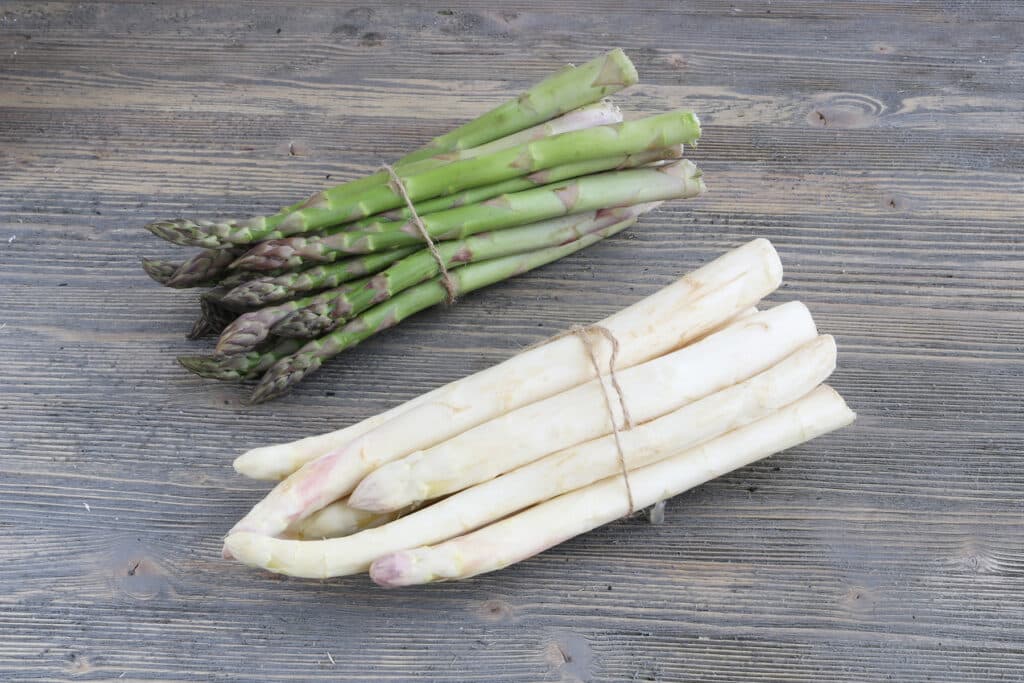 Weißer und grüner Spargel im Bund