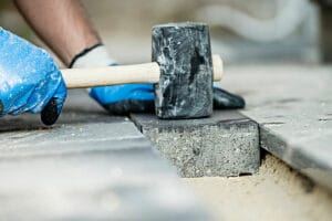 Gartenhaus aus Stein selbst bauen: 8 Grundlagen - Gartendialog.de