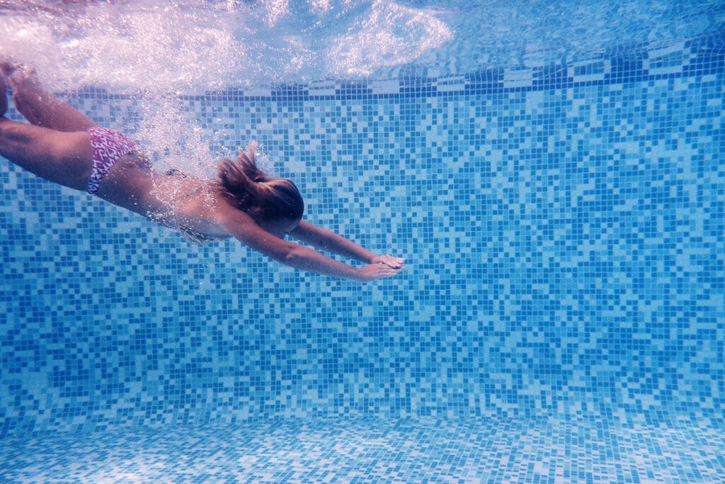 Pool eintauchen