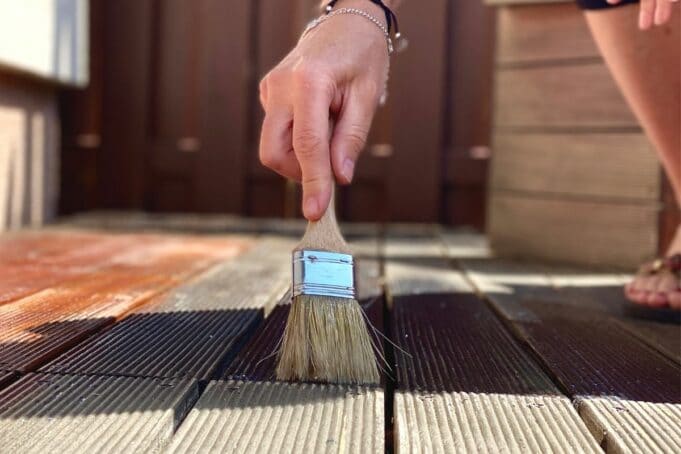 Teakholz-Gartenmöbel ölen: 4 Pflegeöle + Anleitung - Gartendialog.de