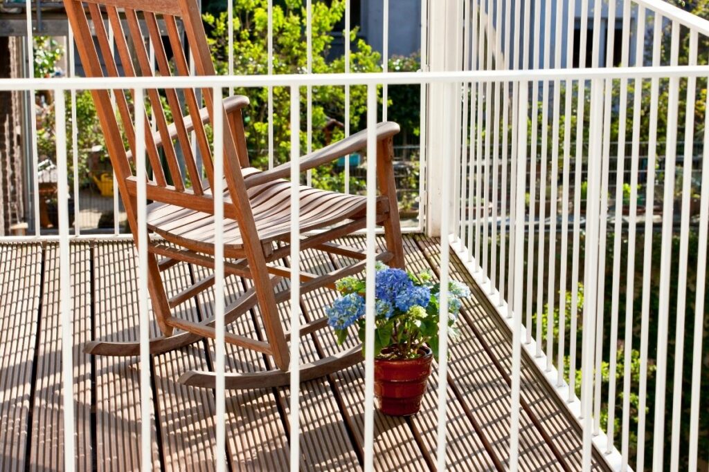 Schaukelstuhl auf kleinem Balkon