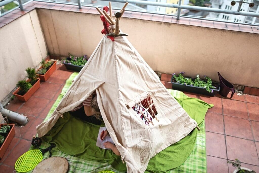 Indianerzelt auf kleinem Balkon