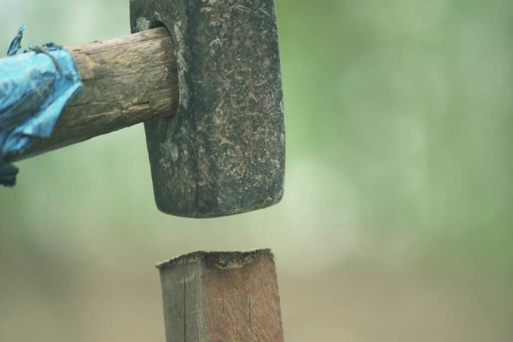 Holzpflock einschlagen