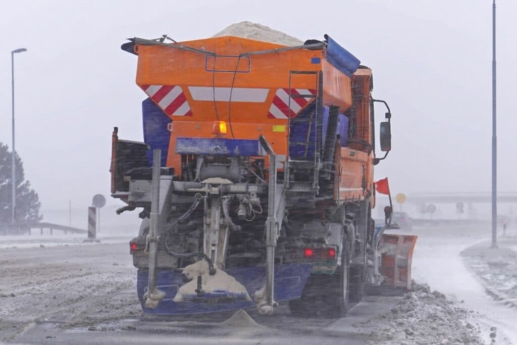 Fahrzeug des Winterdiensts streut Salz