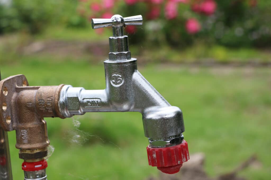 Wasserhahn im Garten