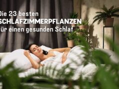 Frau schläft in Schlafzimmer voller Zimmerpflanzen