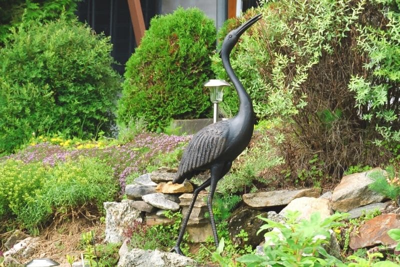 Reiher-Attrappe im Garten