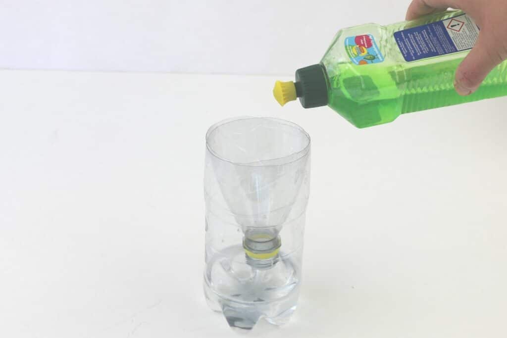 Fruchtfliegenfalle mit Essig und Spülmittel in Trichter aus PET-Flasche