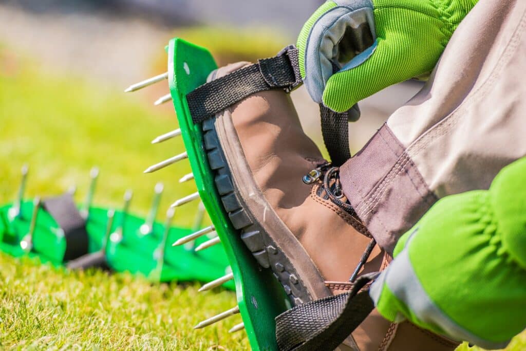 Rasen mit Schuhen belüften