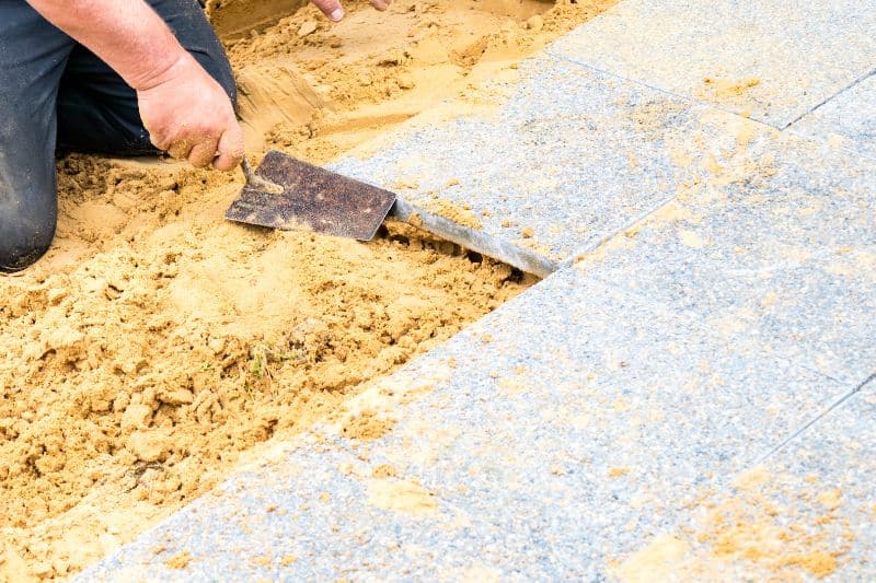 Terrassenplatten in Sand verlegen