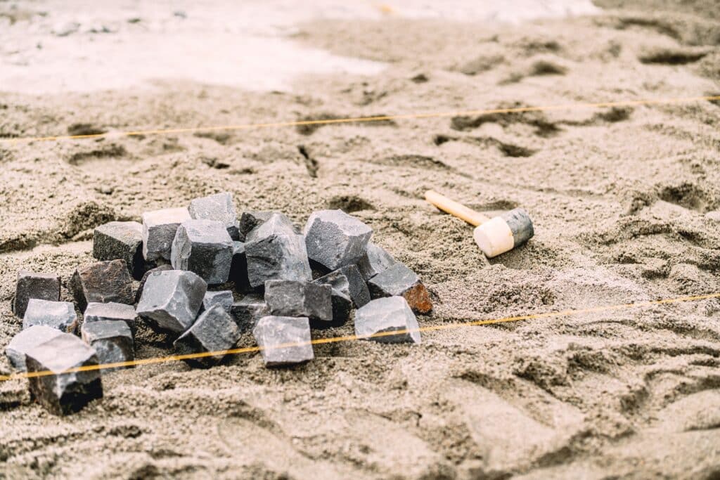 Pflastersteine in Sand verlegen