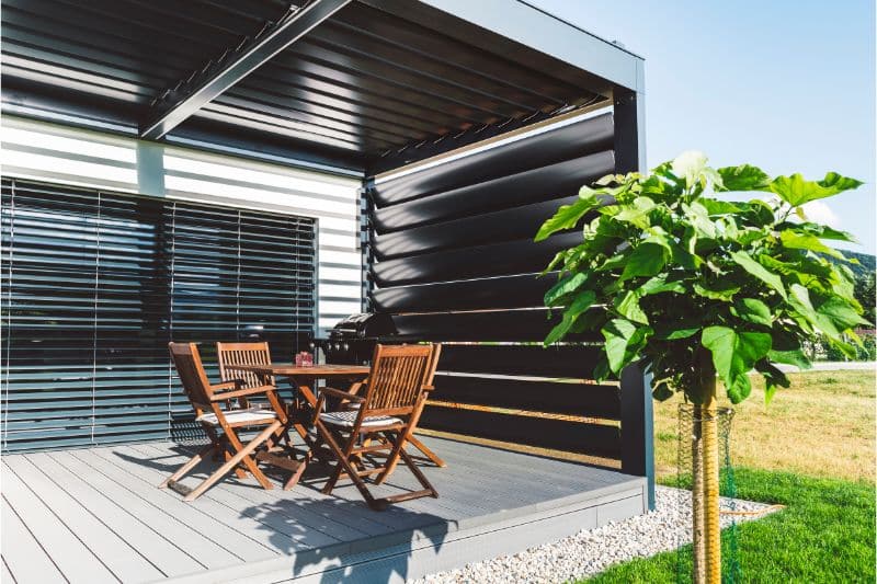 Pergola mit Seitenwand als Sichtschutz auf Terrasse