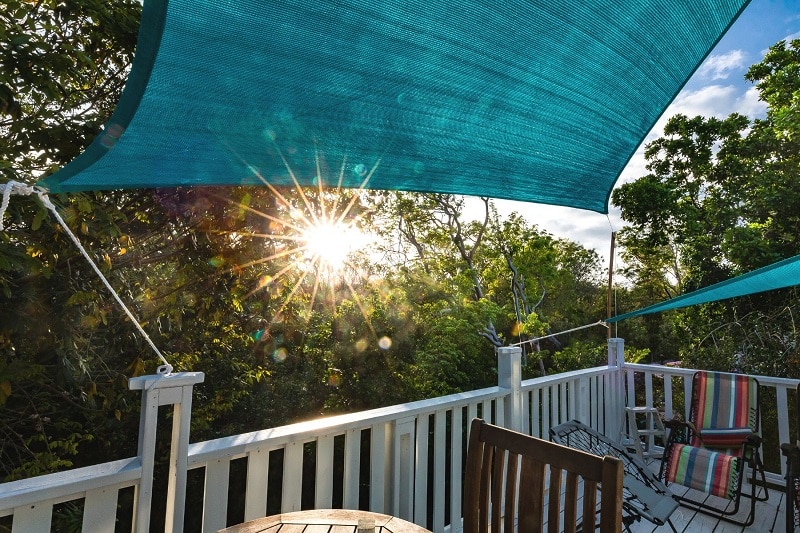 Sonnensegel als seitlicher Sonnenschutz auf der Terrasse