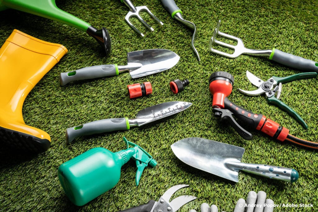 Verschiedene Werkzeuge für die Gartenpflege